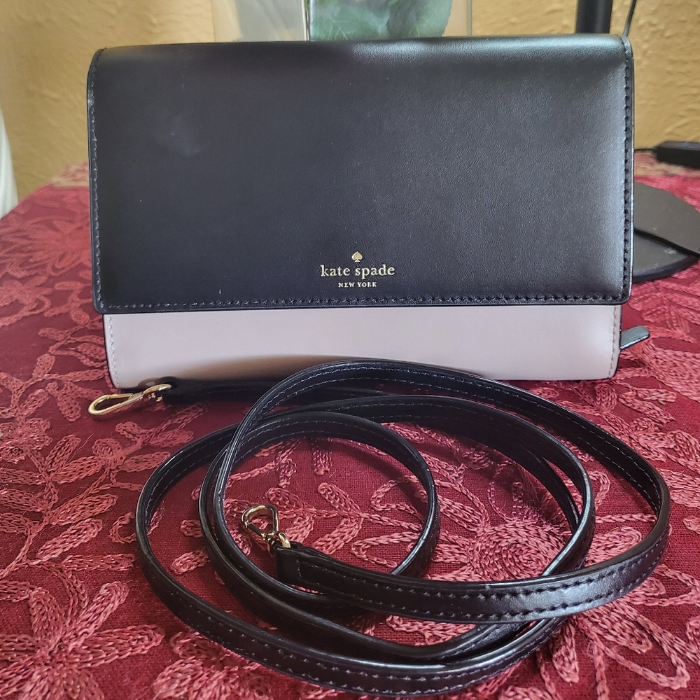 Kate Spade crossbody wallet on strap - Picture 2 of 7